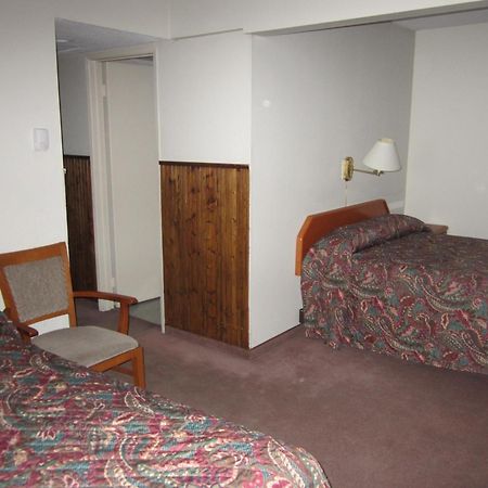 Red Coach Inn 100 Mile House Екстер'єр фото