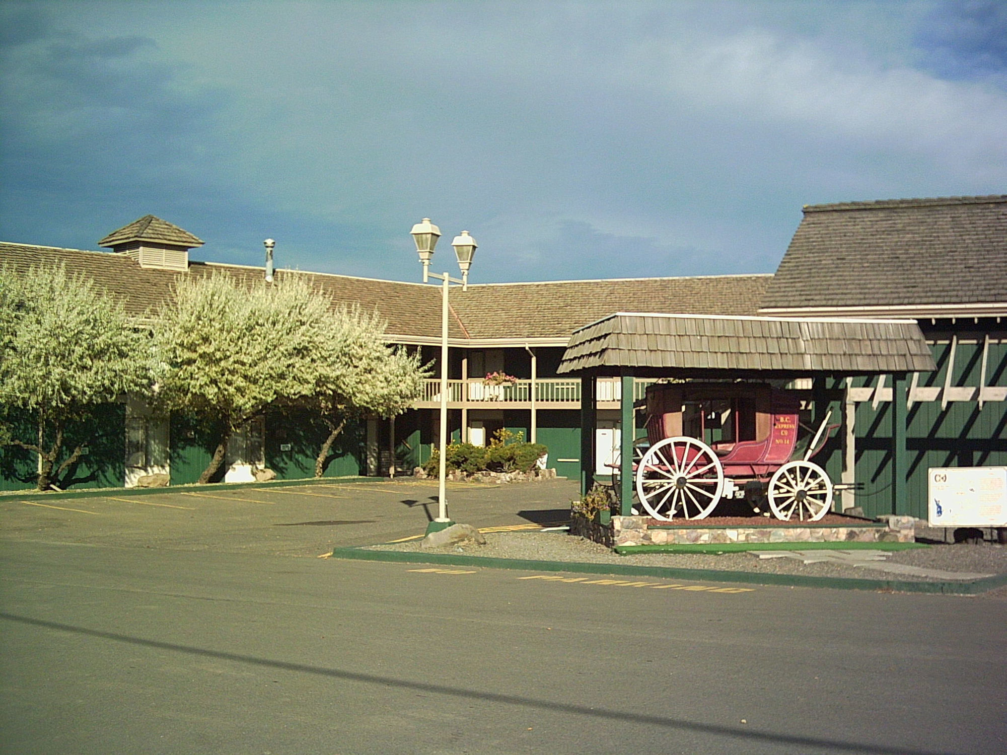 Red Coach Inn 100 Mile House Екстер'єр фото
