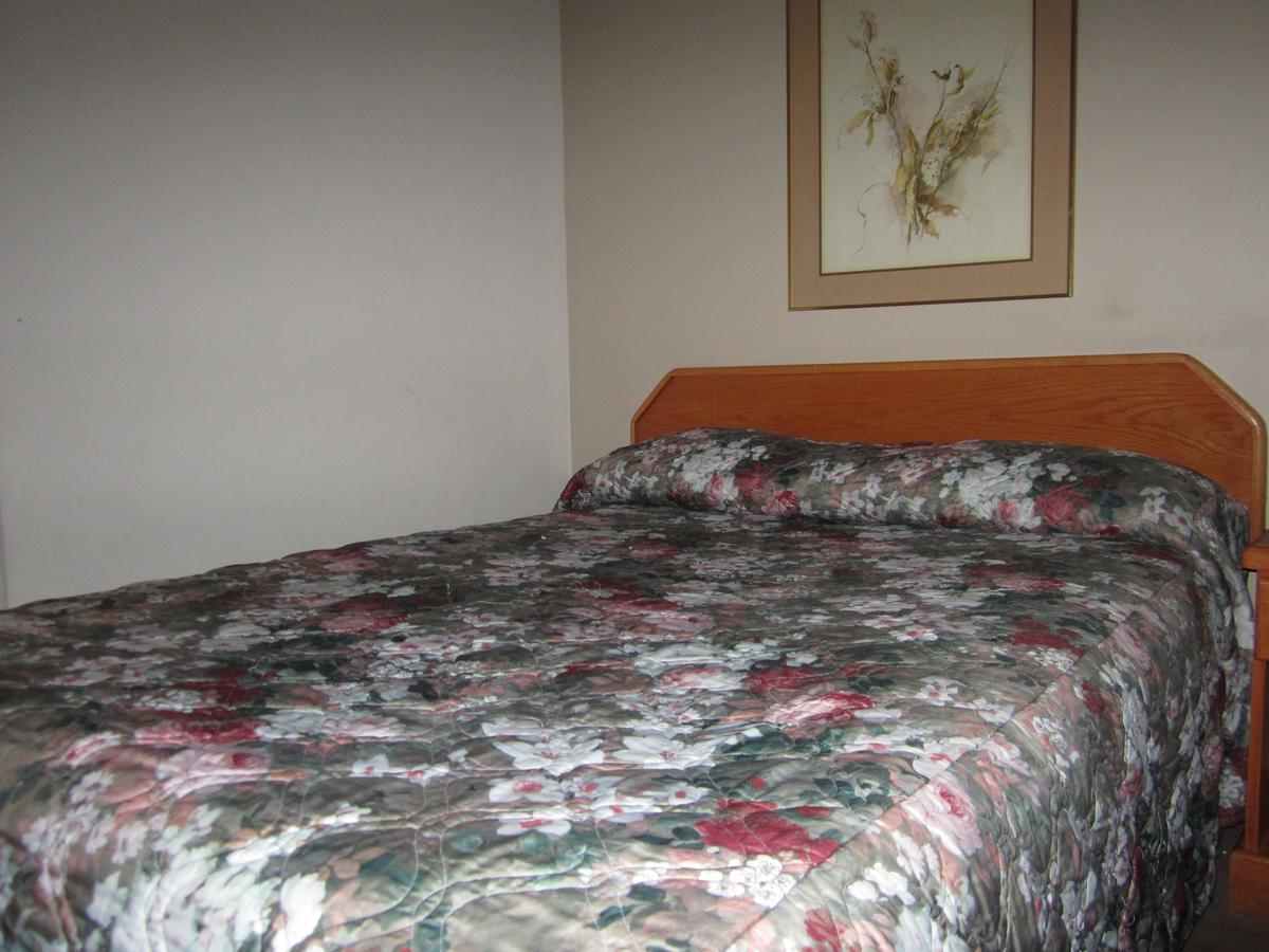 Red Coach Inn 100 Mile House Екстер'єр фото