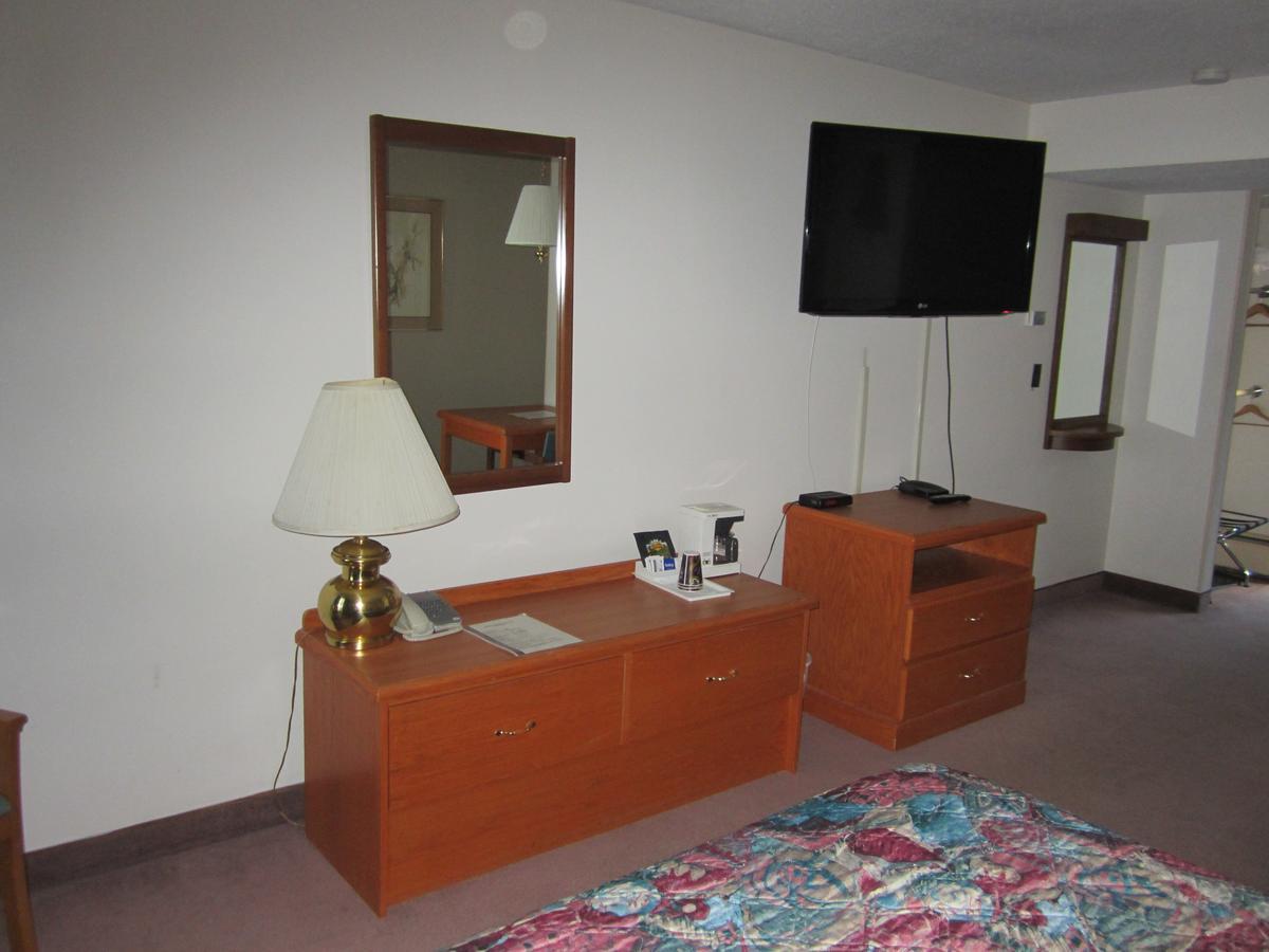 Red Coach Inn 100 Mile House Екстер'єр фото