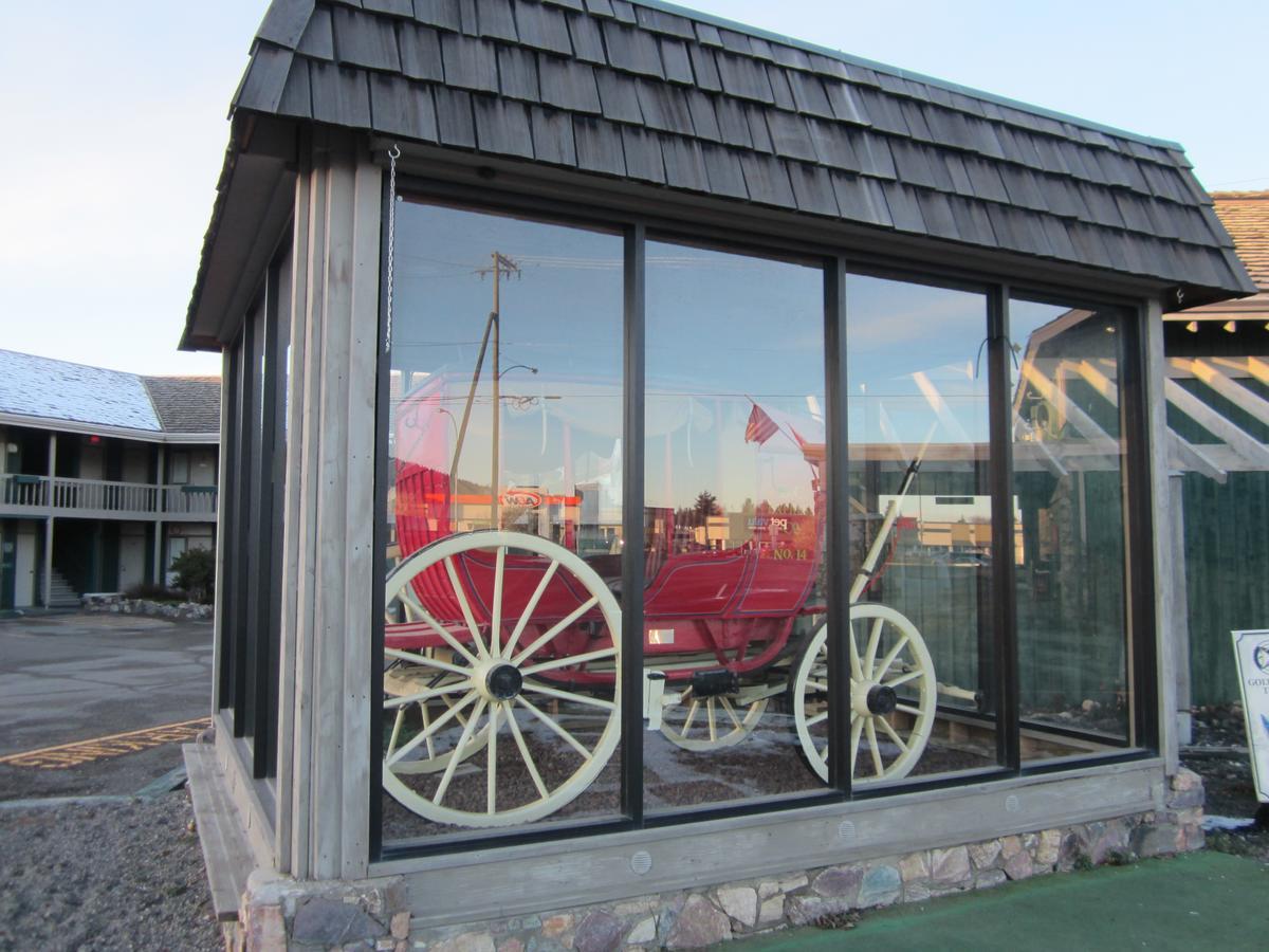 Red Coach Inn 100 Mile House Екстер'єр фото
