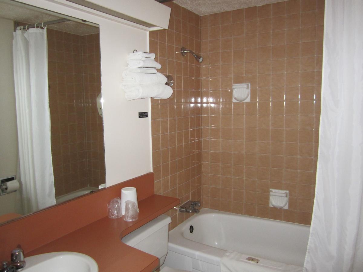 Red Coach Inn 100 Mile House Екстер'єр фото