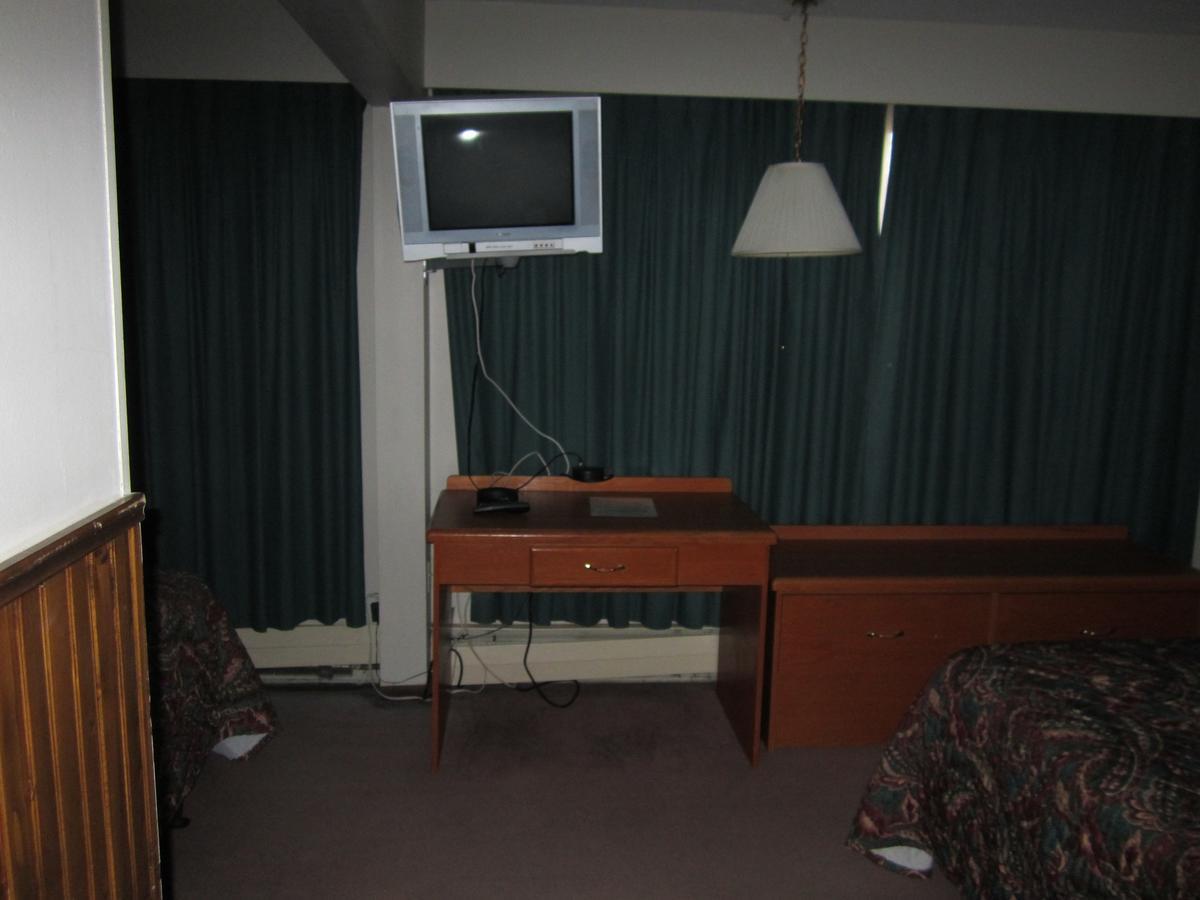 Red Coach Inn 100 Mile House Екстер'єр фото
