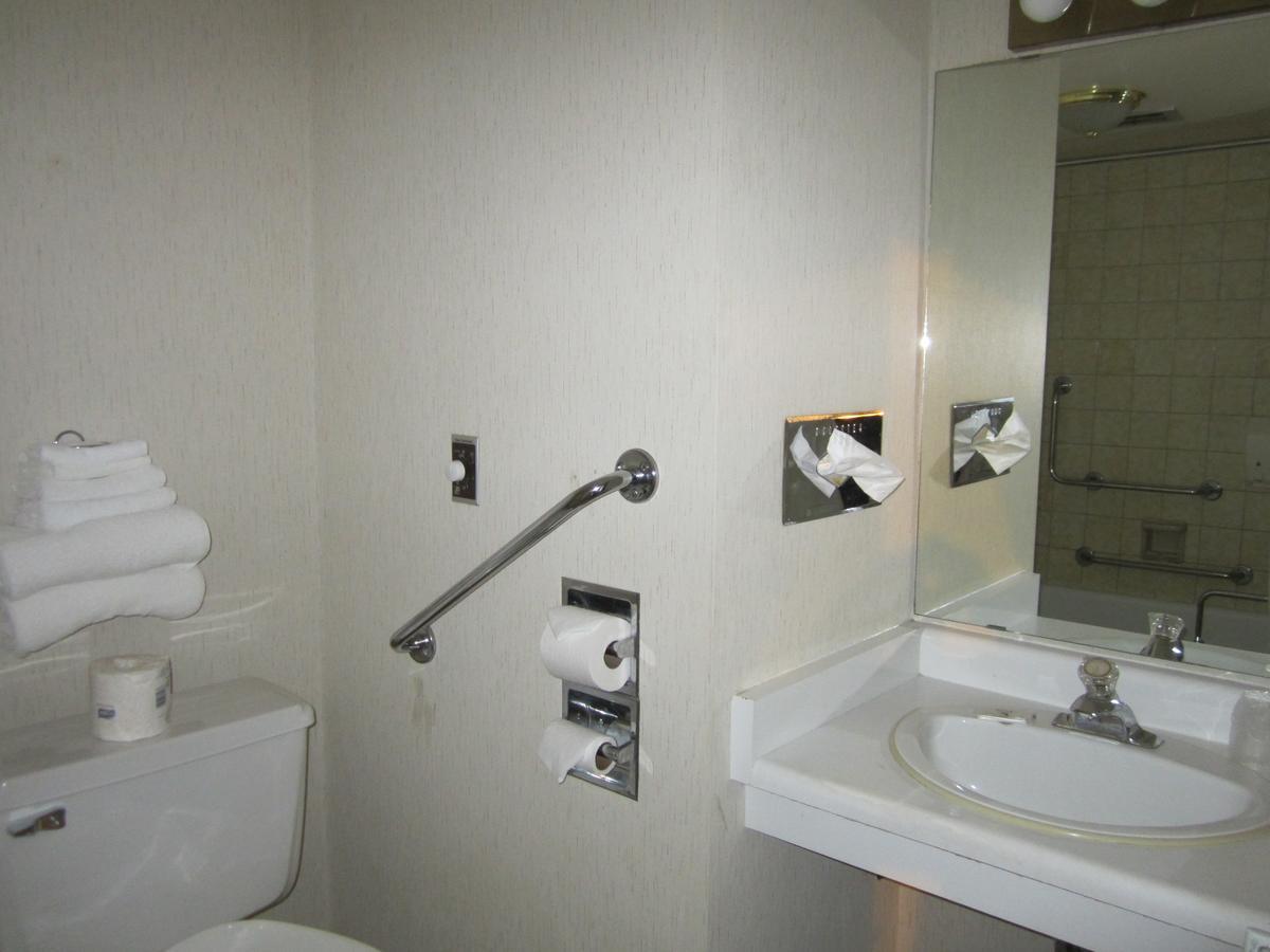 Red Coach Inn 100 Mile House Екстер'єр фото