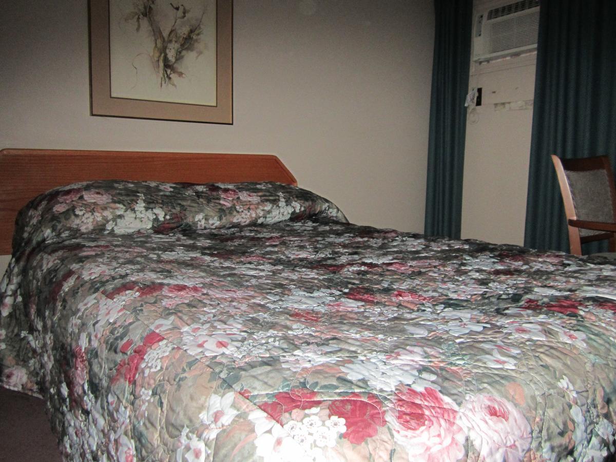 Red Coach Inn 100 Mile House Екстер'єр фото