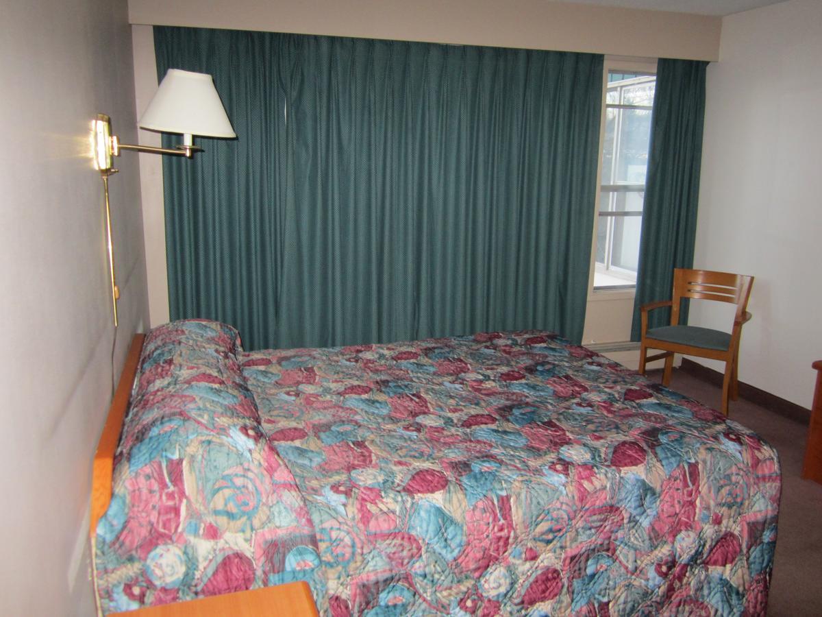 Red Coach Inn 100 Mile House Екстер'єр фото