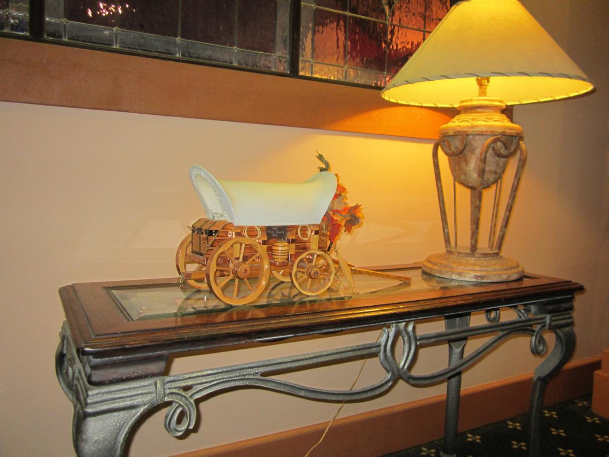 Red Coach Inn 100 Mile House Екстер'єр фото