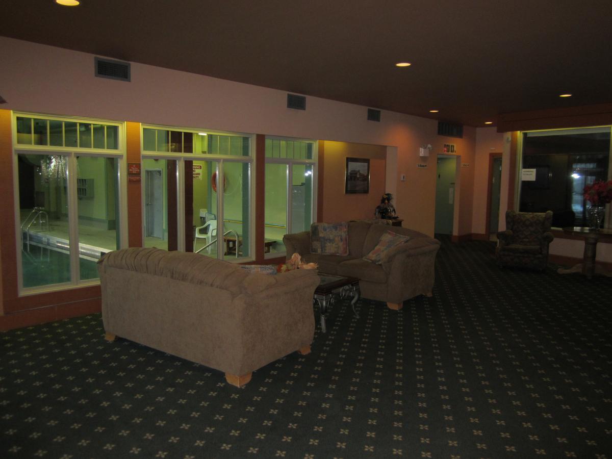 Red Coach Inn 100 Mile House Екстер'єр фото
