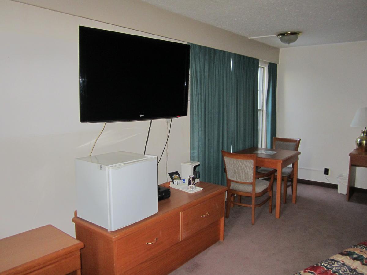Red Coach Inn 100 Mile House Екстер'єр фото