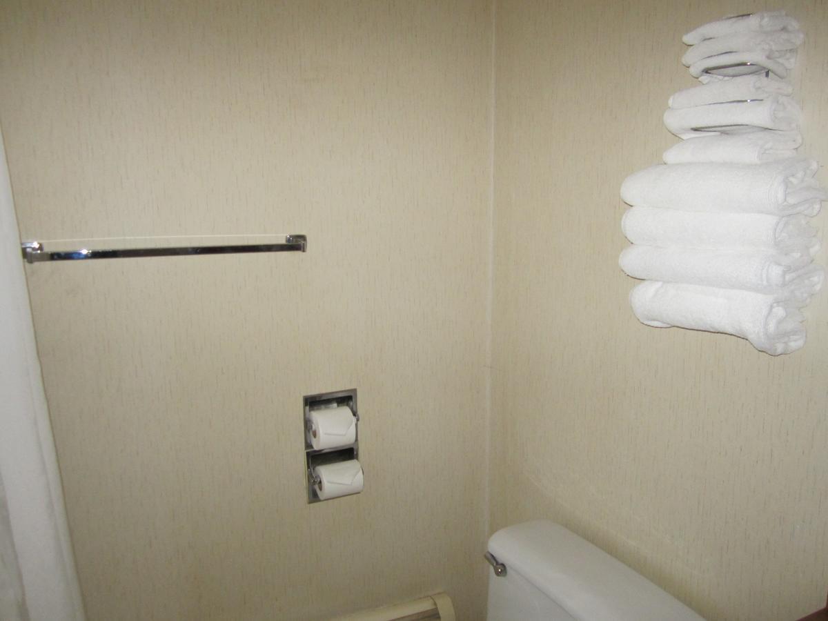Red Coach Inn 100 Mile House Екстер'єр фото