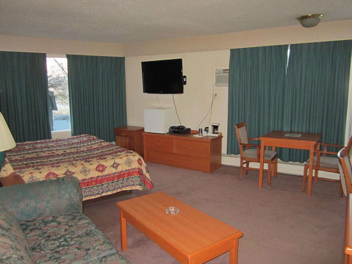 Red Coach Inn 100 Mile House Екстер'єр фото