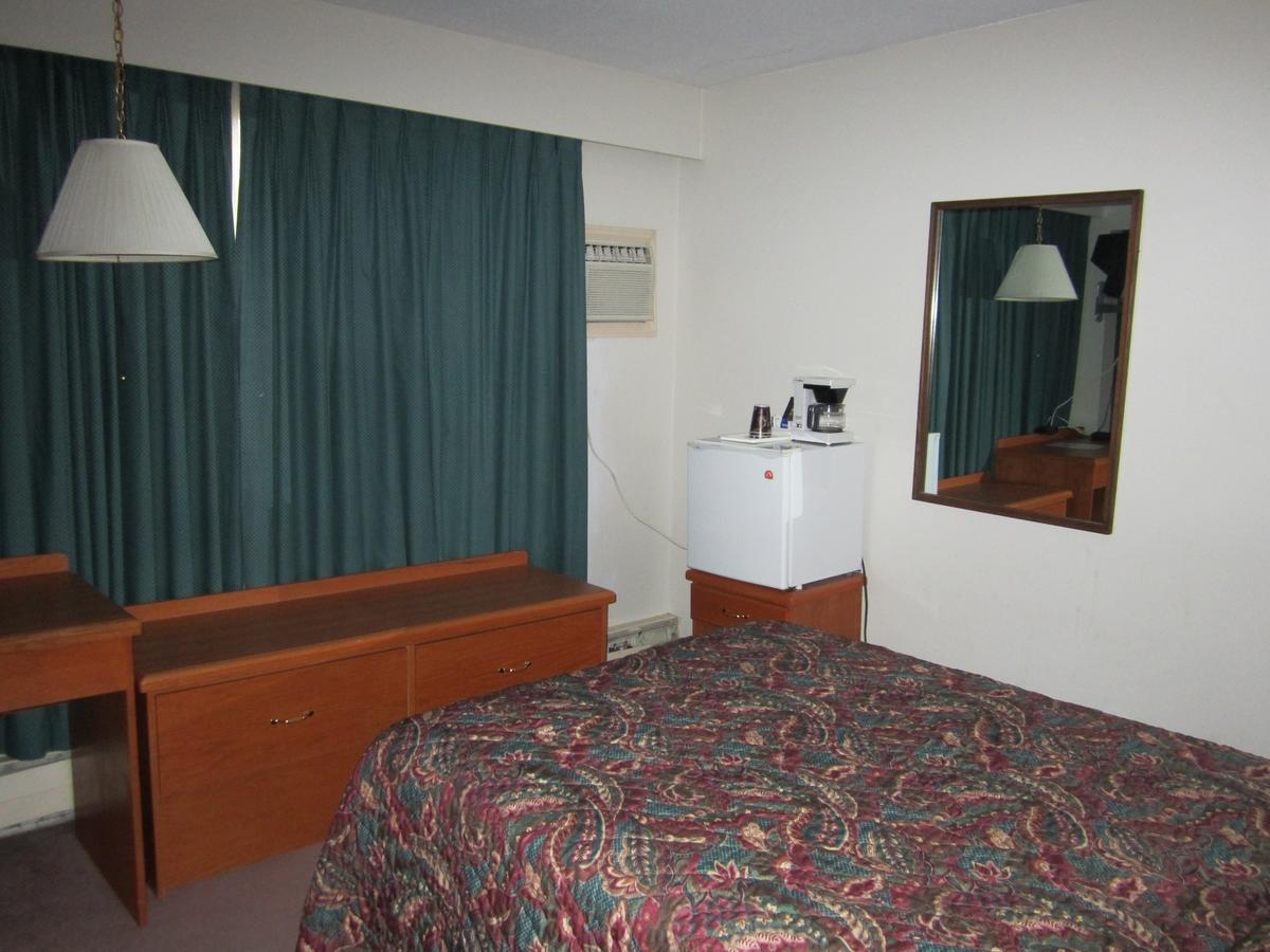 Red Coach Inn 100 Mile House Екстер'єр фото