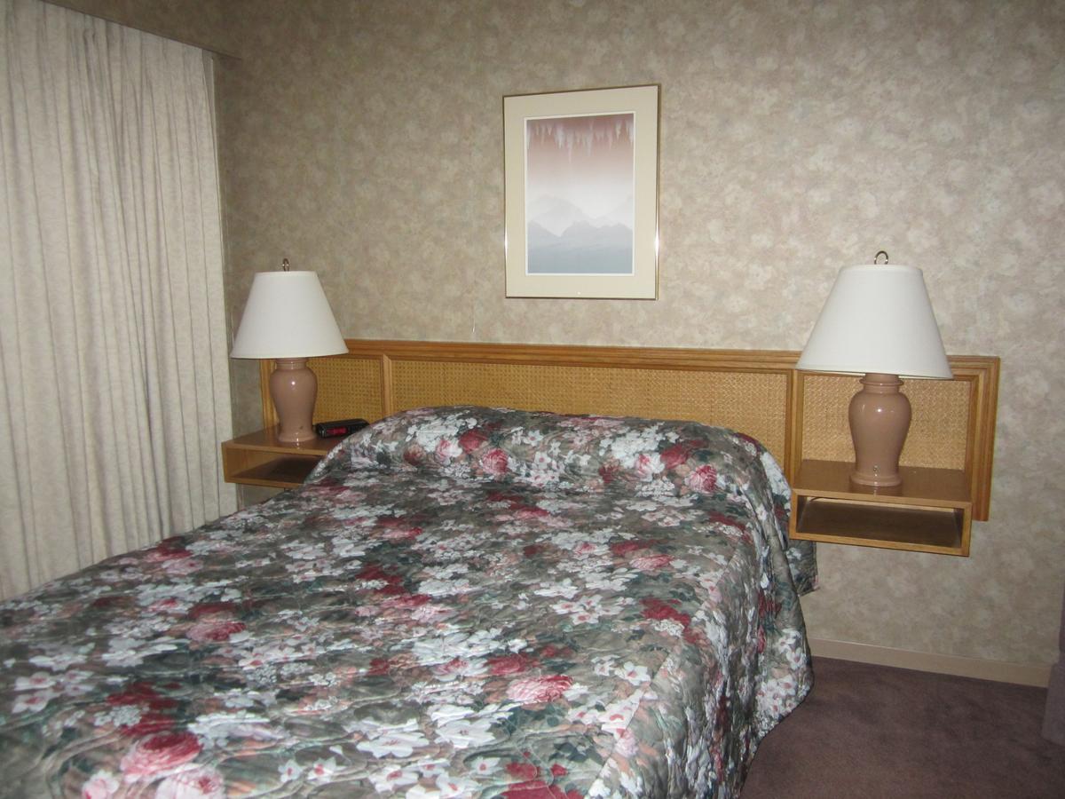 Red Coach Inn 100 Mile House Екстер'єр фото