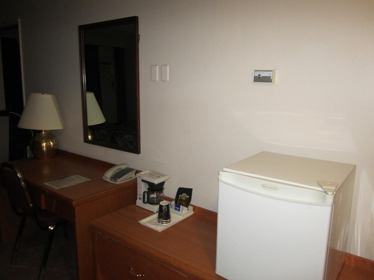 Red Coach Inn 100 Mile House Екстер'єр фото
