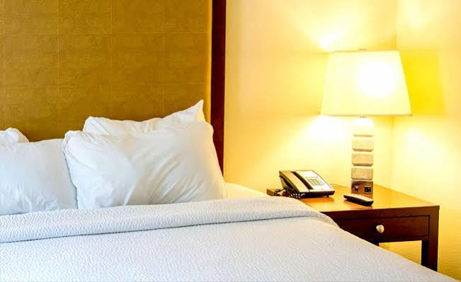 Red Coach Inn 100 Mile House Екстер'єр фото